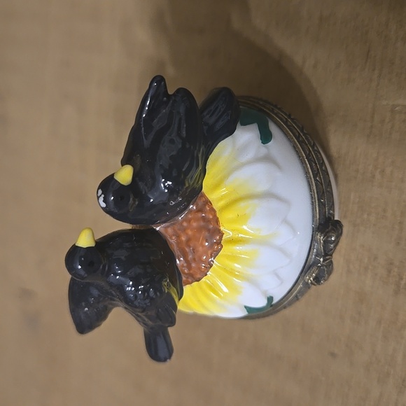 Black Bird Sunflower Hinged Trinket Box Midwest of Cannon Falls - Picture 3 of 7